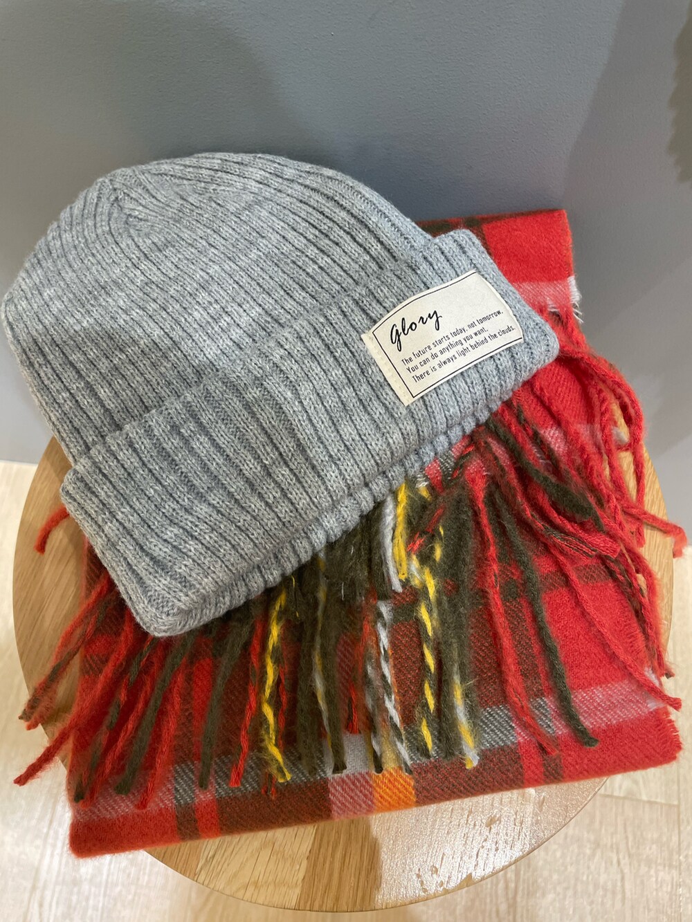 ピンク系のパンツ、グレー系のニット/セーター、ブラウン系のその他アウターを着用したレディースの秋コーディネートの5枚目の写真