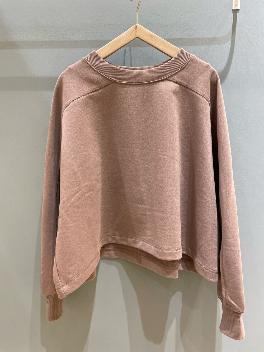 ブラウン系のスウェット、グレー系のスカート、グレー系のノーカラーコートを着用したレディースの秋コーディネートの4枚目の写真