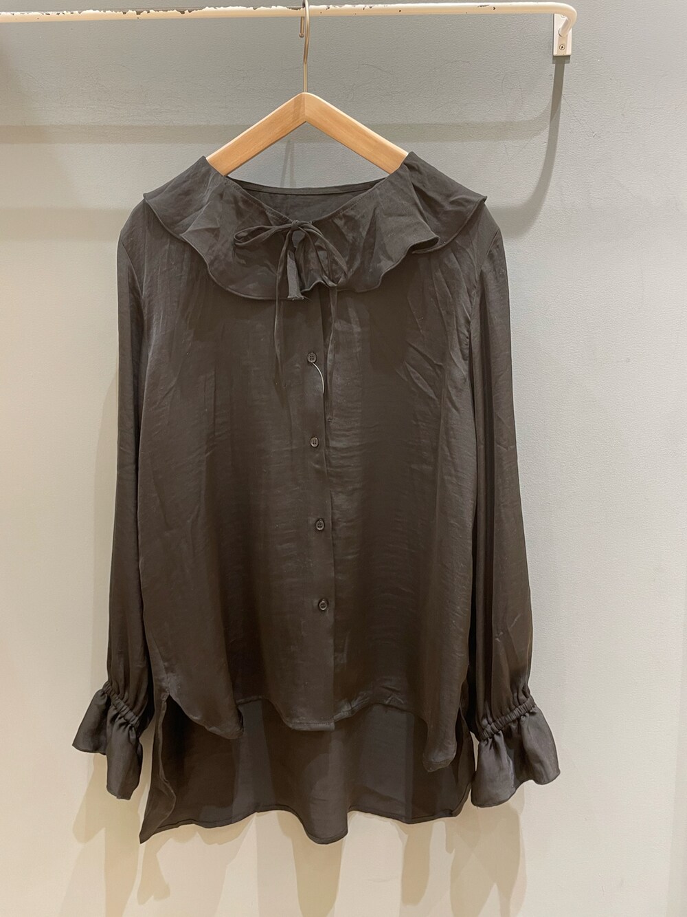 ブラック系のシャツ/ブラウス、ブラック系のデニムパンツ、ブラウン系のカーディガン/ボレロを着用したレディースの秋コーディネートの4枚目の写真