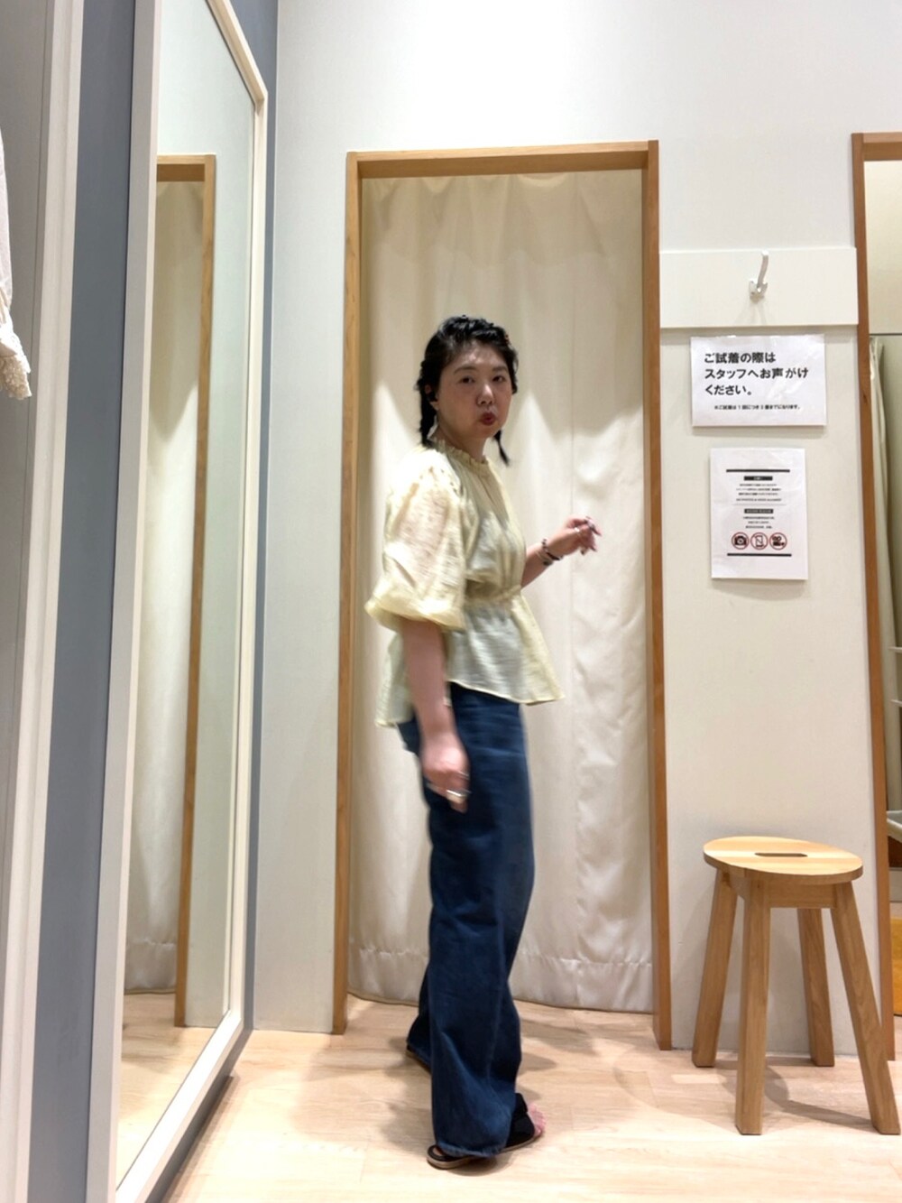 イエロー系のシャツ/ブラウスを着用したレディースの夏コーディネートの3枚目の写真