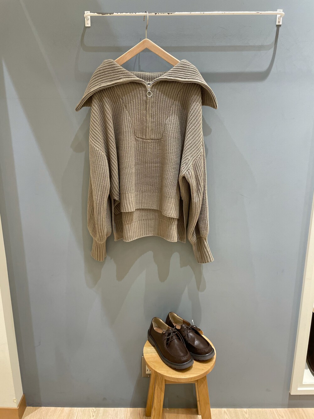 ブラウン系のその他シューズ、ブラウン系のニット/セーターを着用したレディースの秋コーディネートの4枚目の写真