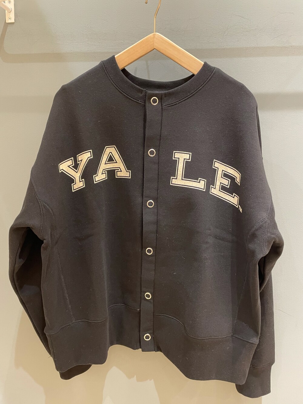 ブラック系のトップス、ブルー系のデニムパンツ、ブラック系のシャツ/ブラウスを着用したレディースの秋コーディネートの2枚目の写真