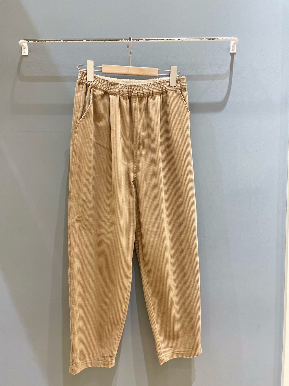 イエロー系のブルゾン、グリーン系のTシャツ/カットソー、ベージュ系のパンツを着用したレディースの冬コーディネートの4枚目の写真