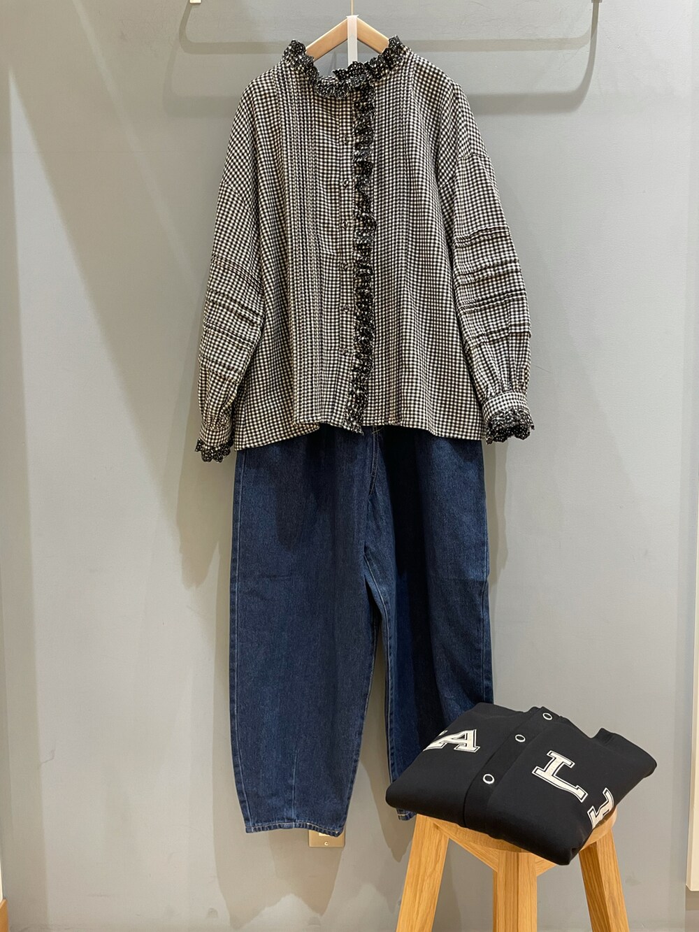 ブラック系のトップス、ブルー系のデニムパンツ、ブラック系のシャツ/ブラウスを着用したレディースの秋コーディネートの4枚目の写真