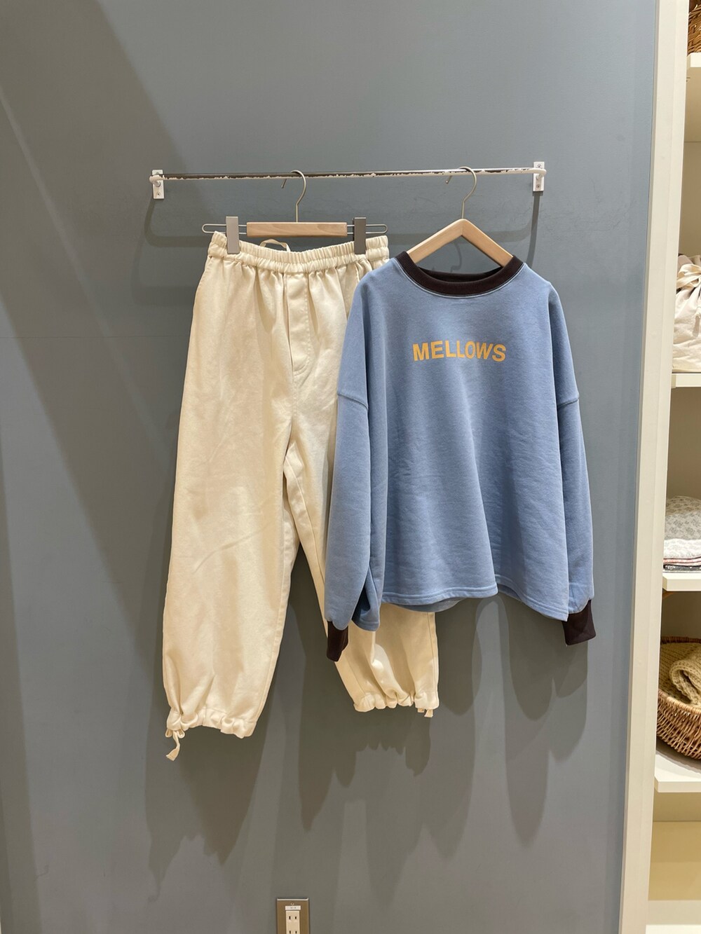 ブルー系のスウェット、ホワイト系のパンツを着用したレディースの冬コーディネートの2枚目の写真