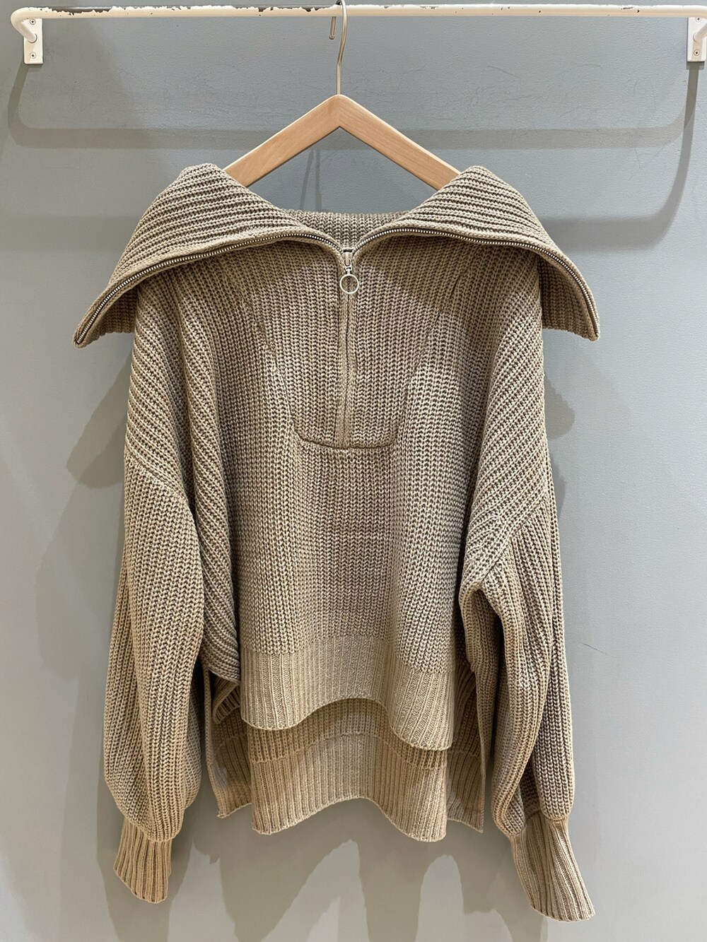 ブラウン系のその他シューズ、ブラウン系のニット/セーターを着用したレディースの秋コーディネートの2枚目の写真