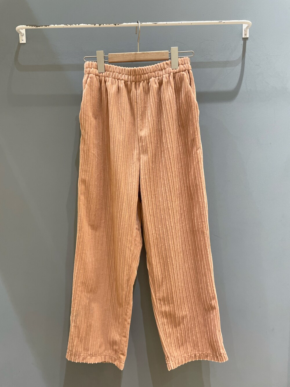 ピンク系のパンツ、グレー系のニット/セーター、ブラウン系のその他アウターを着用したレディースの秋コーディネートの4枚目の写真