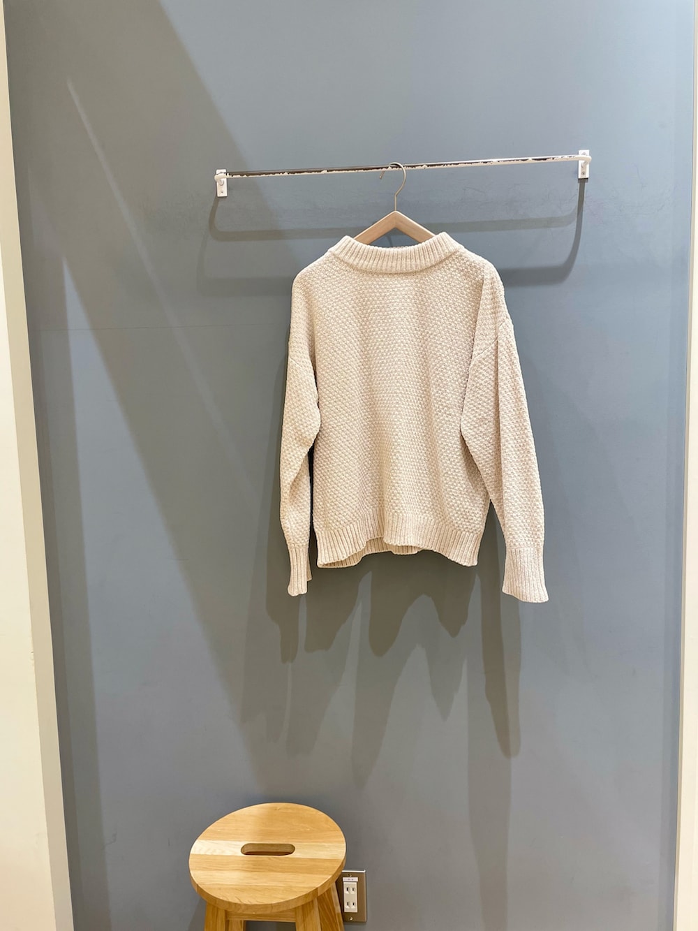 ホワイト系のニット/セーター、オレンジ系のカーディガン/ボレロ、ブラック系のその他パンツを着用したレディースの冬コーディネートの4枚目の写真