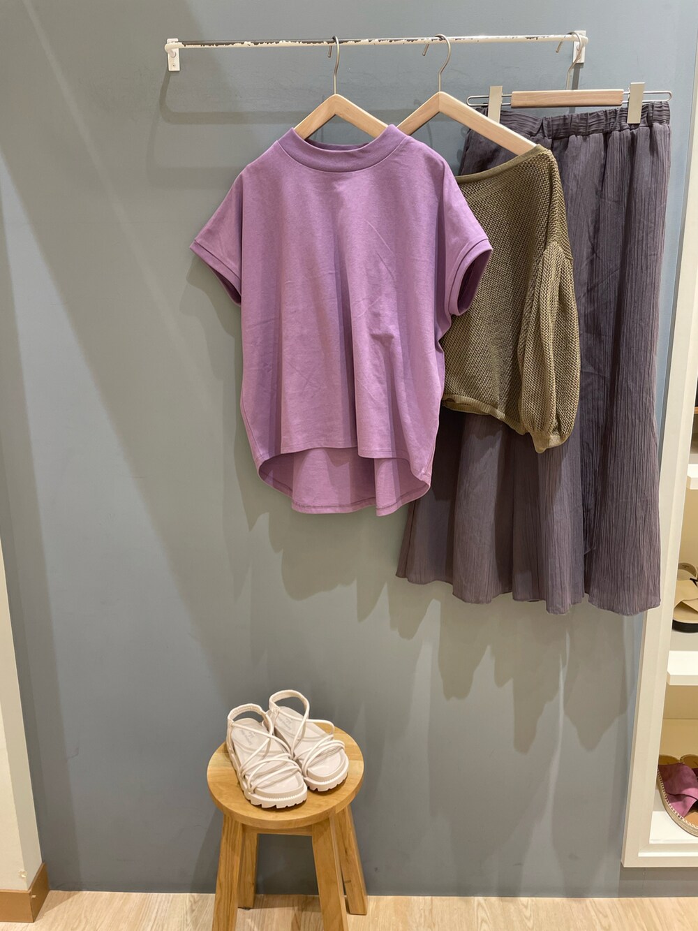 ブラウン系のカーディガン/ボレロ、パープル系のTシャツ/カットソー、グレー系のスカートを着用したレディースの春コーディネートの2枚目の写真