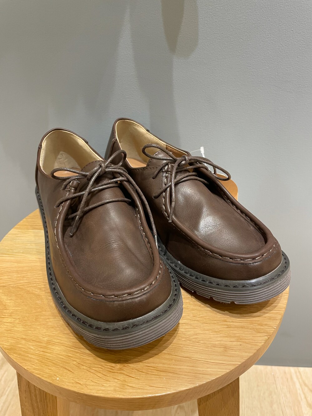 ブラウン系のその他シューズ、ブラウン系のニット/セーターを着用したレディースの秋コーディネートの3枚目の写真