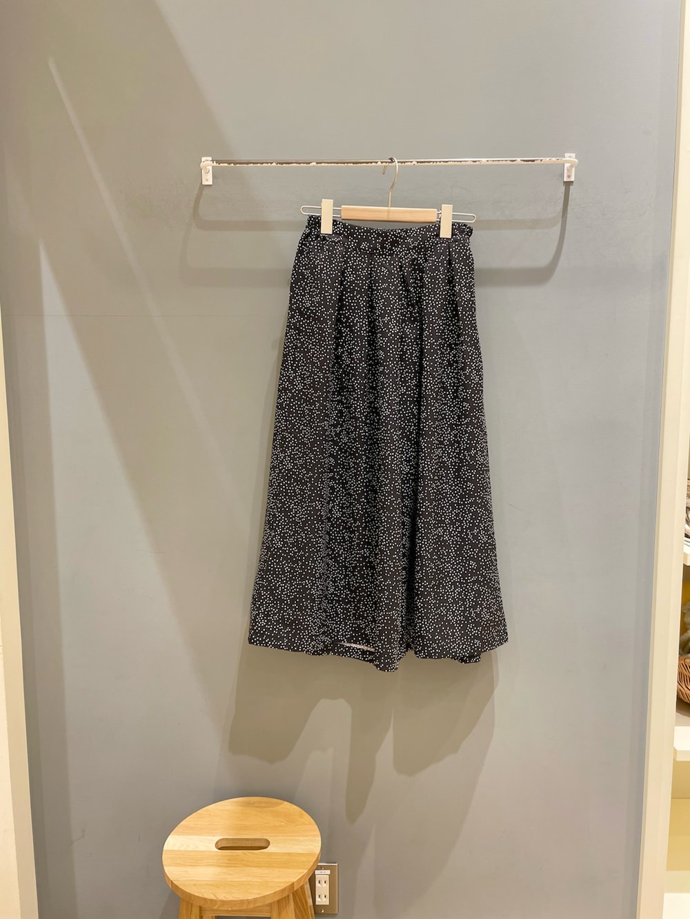 ホワイト系のニット/セーター、オレンジ系のカーディガン/ボレロ、ブラック系のその他パンツを着用したレディースの冬コーディネートの2枚目の写真