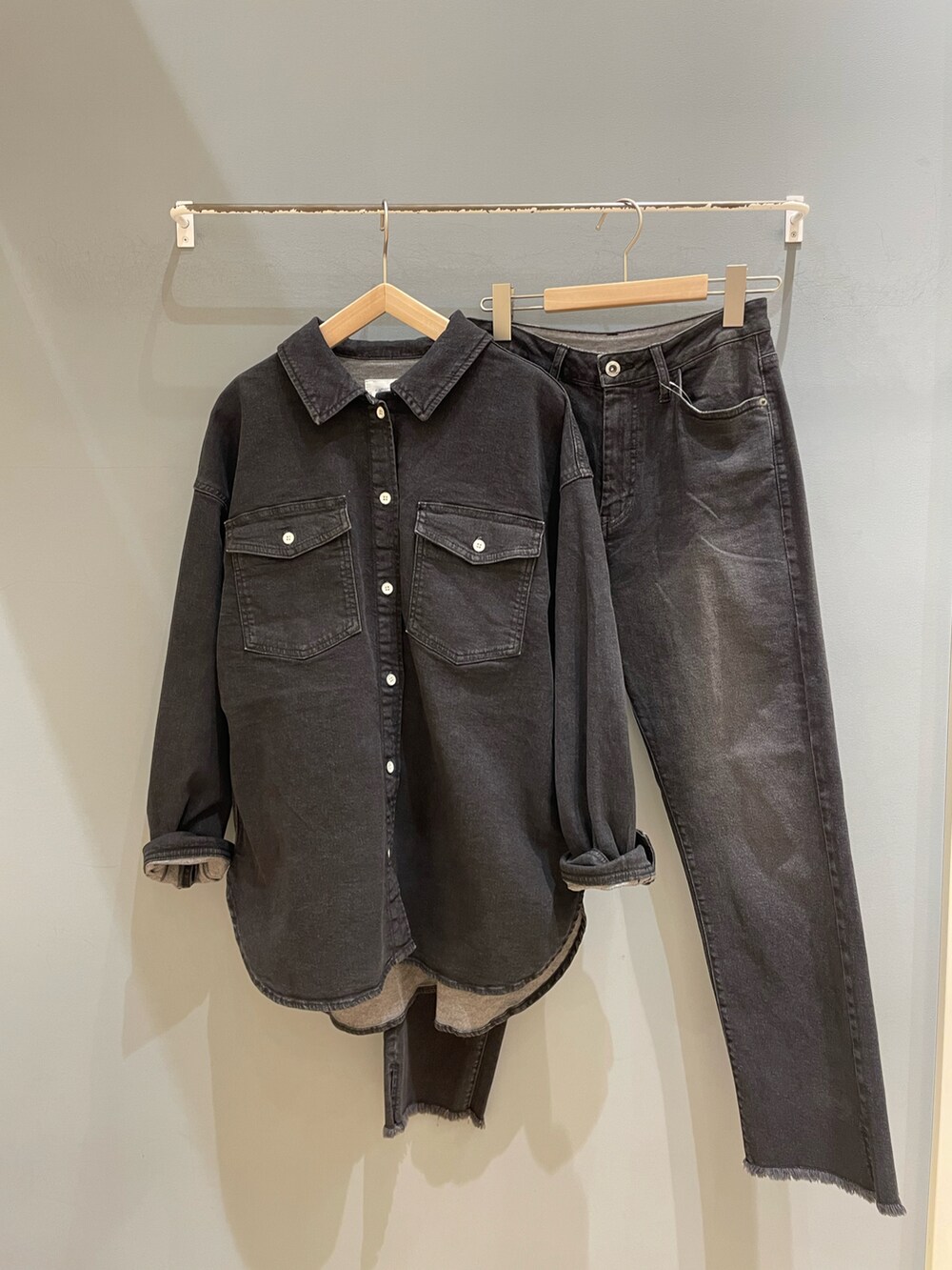 ブラック系のジャケット/アウター、ブラック系のデニムパンツを着用したレディースの夏コーディネートの3枚目の写真