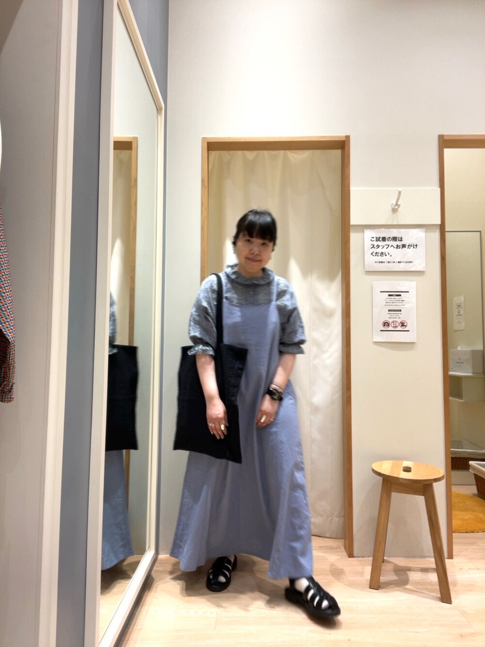 ブルー系のシャツ/ブラウス、ブルー系のワンピースを着用したレディースの春コーディネートの2枚目の写真