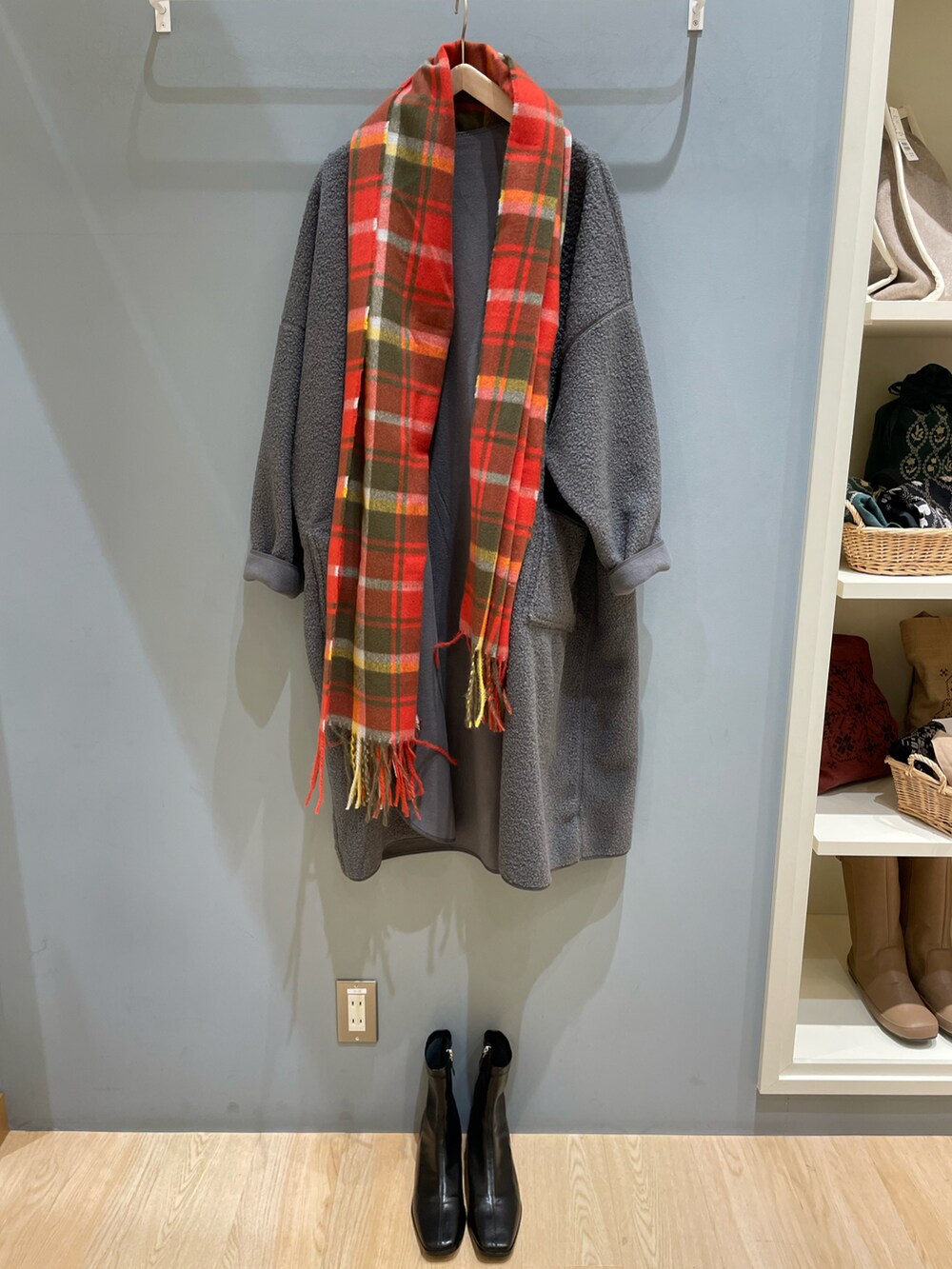 ブラウン系のスウェット、グレー系のスカート、グレー系のノーカラーコートを着用したレディースの秋コーディネートの3枚目の写真