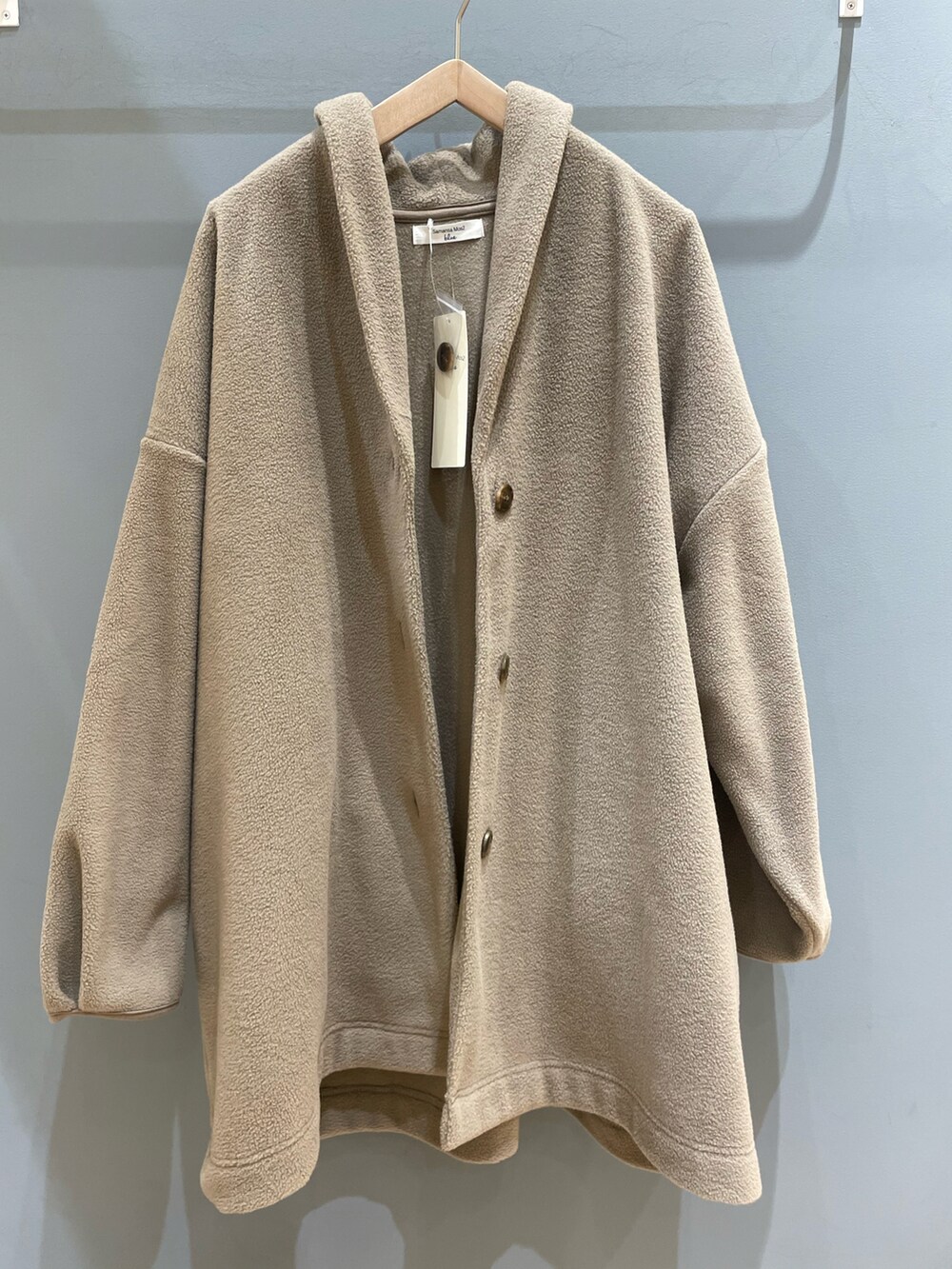 ピンク系のパンツ、グレー系のニット/セーター、ブラウン系のその他アウターを着用したレディースの秋コーディネートの3枚目の写真