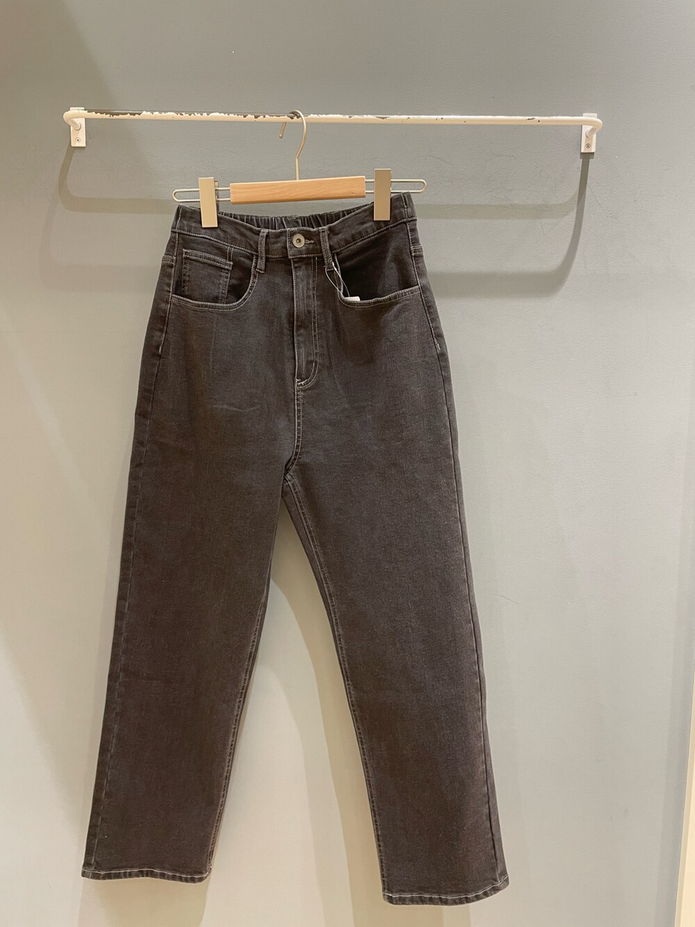 ブラック系のシャツ/ブラウス、ブラック系のデニムパンツ、ブラウン系のカーディガン/ボレロを着用したレディースの秋コーディネートの3枚目の写真