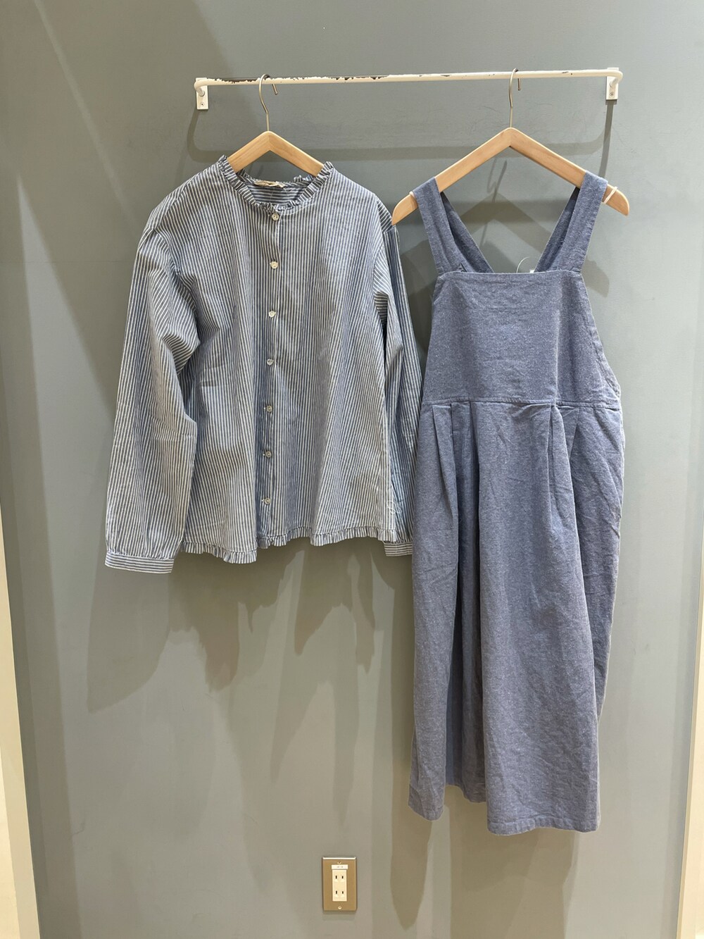 ブルー系のスカート、ブルー系のシャツ/ブラウスを着用したレディースの秋コーディネートの2枚目の写真