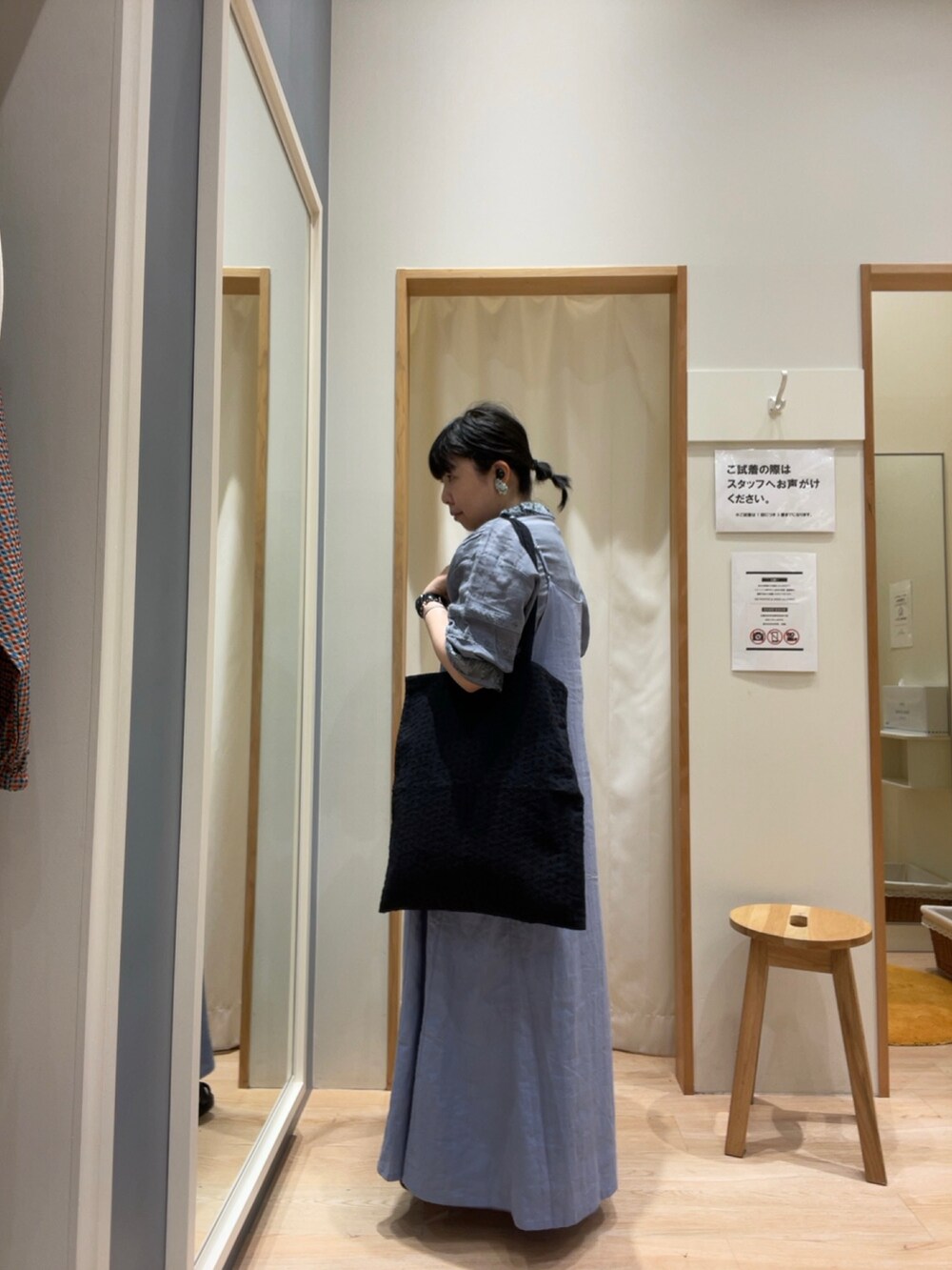 ブルー系のシャツ/ブラウス、ブルー系のワンピースを着用したレディースの春コーディネートの3枚目の写真