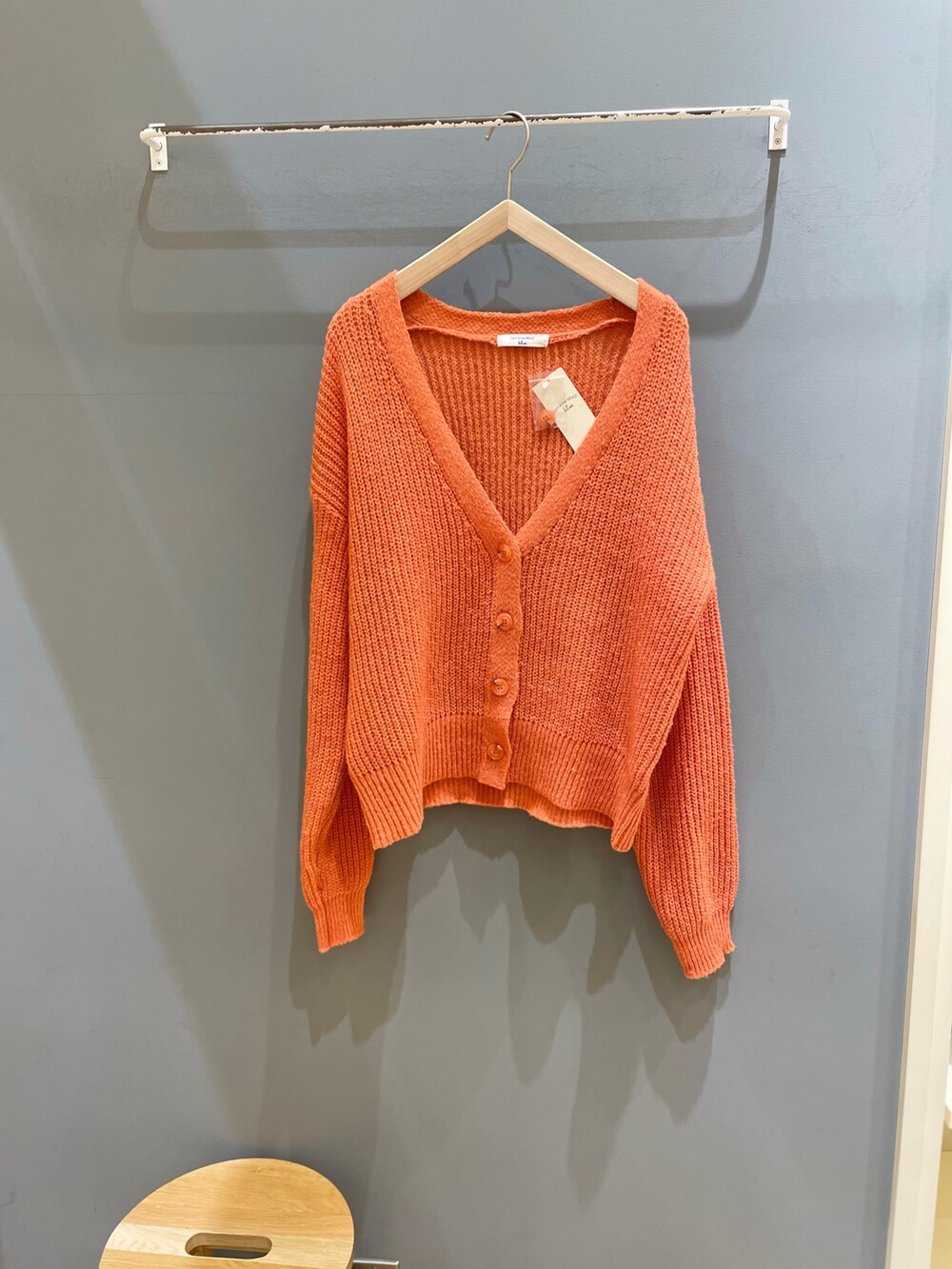 ホワイト系のニット/セーター、オレンジ系のカーディガン/ボレロ、ブラック系のその他パンツを着用したレディースの冬コーディネートの3枚目の写真