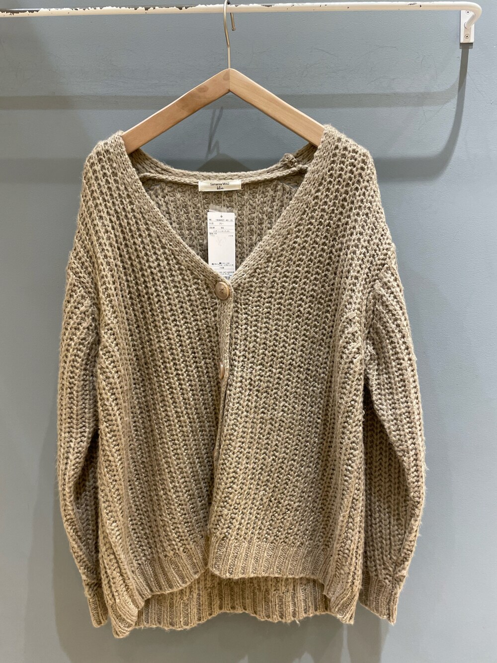 ブラック系のシャツ/ブラウス、ブラック系のデニムパンツ、ブラウン系のカーディガン/ボレロを着用したレディースの秋コーディネートの5枚目の写真