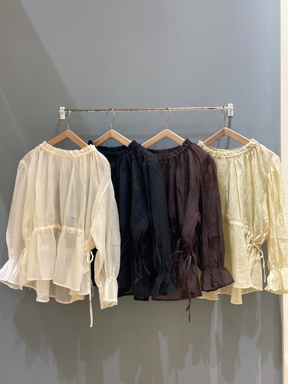 イエロー系のシャツ/ブラウスを着用したレディースの夏コーディネートの4枚目の写真