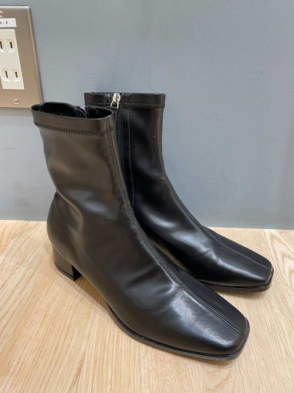 ブラウン系のスウェット、グレー系のスカート、グレー系のノーカラーコートを着用したレディースの秋コーディネートの5枚目の写真