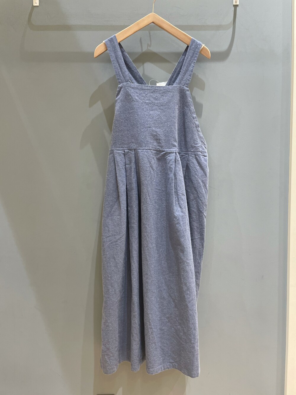 ブルー系のスカート、ブルー系のシャツ/ブラウスを着用したレディースの秋コーディネートの4枚目の写真