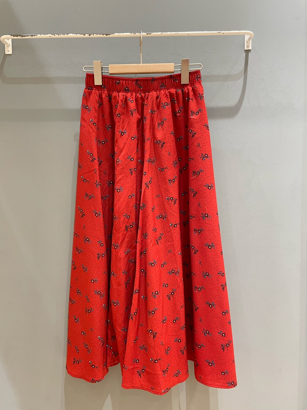 ベージュ系のカーディガン/ボレロ、ホワイト系のTシャツ/カットソー、レッド系のスカートを着用したレディースの秋コーディネートの3枚目の写真