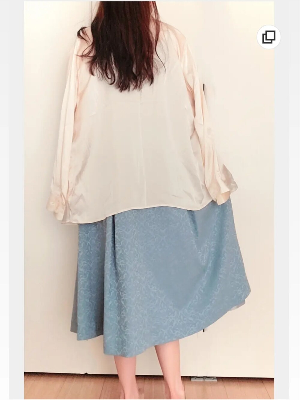 パープル系のキャミソール、ブルー系のスカートを着用したレディースの夏コーディネートの2枚目の写真