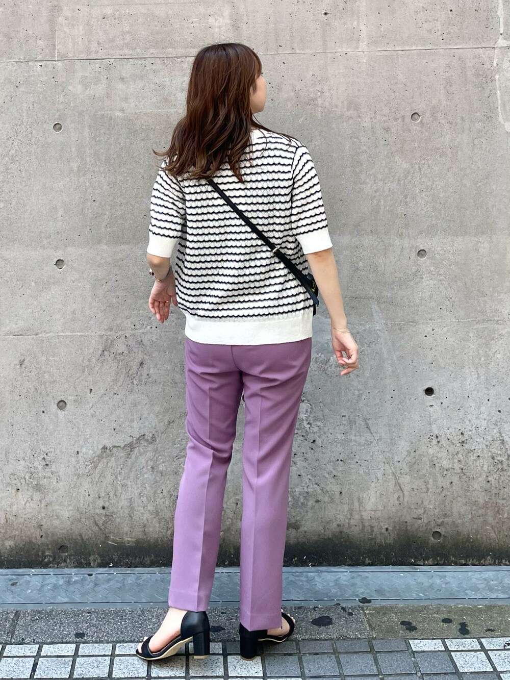 ホワイト系のカーディガン/ボレロ、パープル系のその他パンツ、ブラック系のサンダルを着用したレディースの夏コーディネートの2枚目の写真