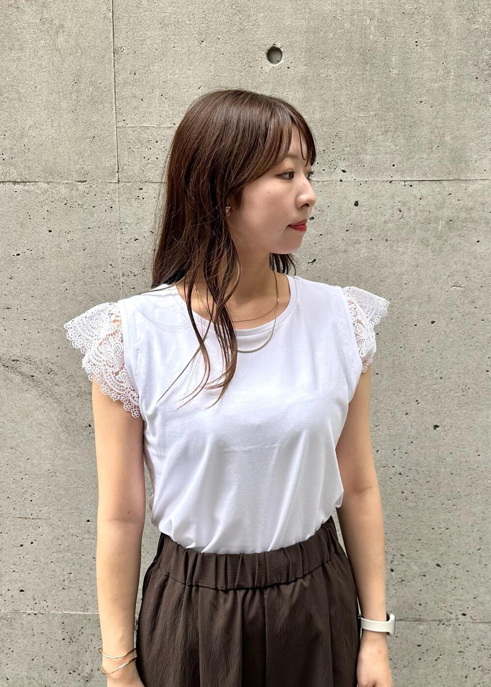 ホワイト系のショルダーバッグ、ホワイト系のTシャツ/カットソー、ブラウン系のその他パンツを着用したレディースの秋コーディネートの5枚目の写真