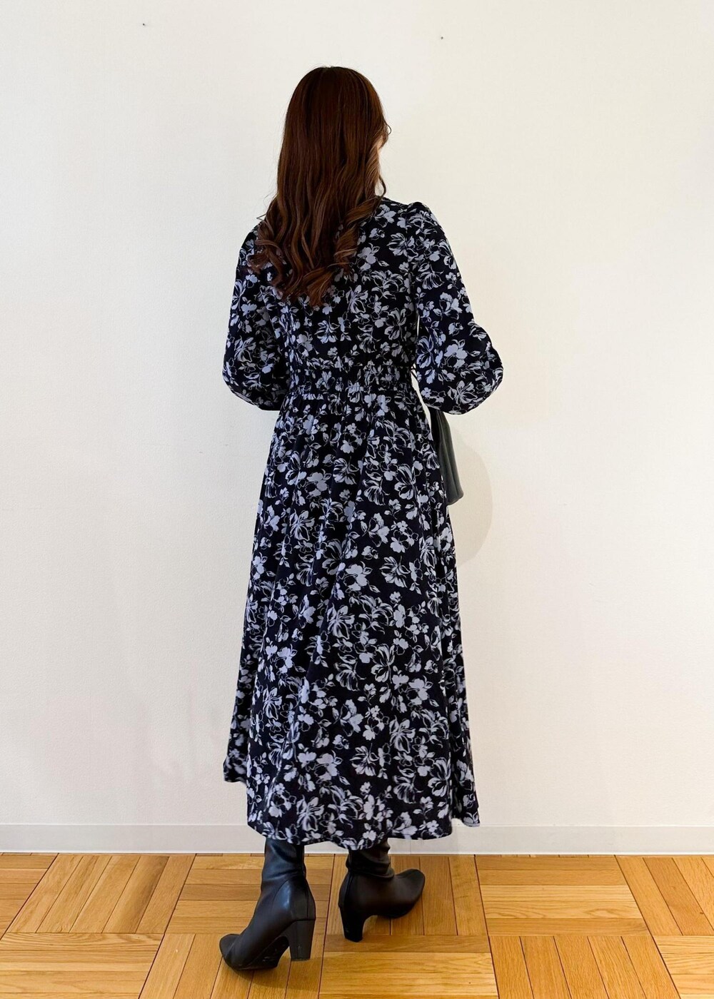 ブルー系のワンピース、ブラック系のショルダーバッグを着用したレディースの冬コーディネートの3枚目の写真