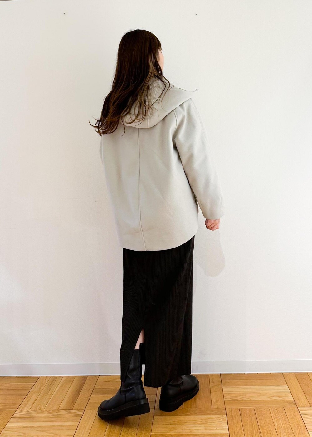レッド系のシャツ/ブラウス、ベージュ系のその他アウター、グレー系のスカートを着用したレディースの冬コーディネートの3枚目の写真