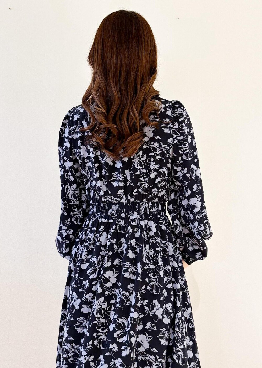 ブルー系のワンピース、ブラック系のショルダーバッグを着用したレディースの冬コーディネートの5枚目の写真