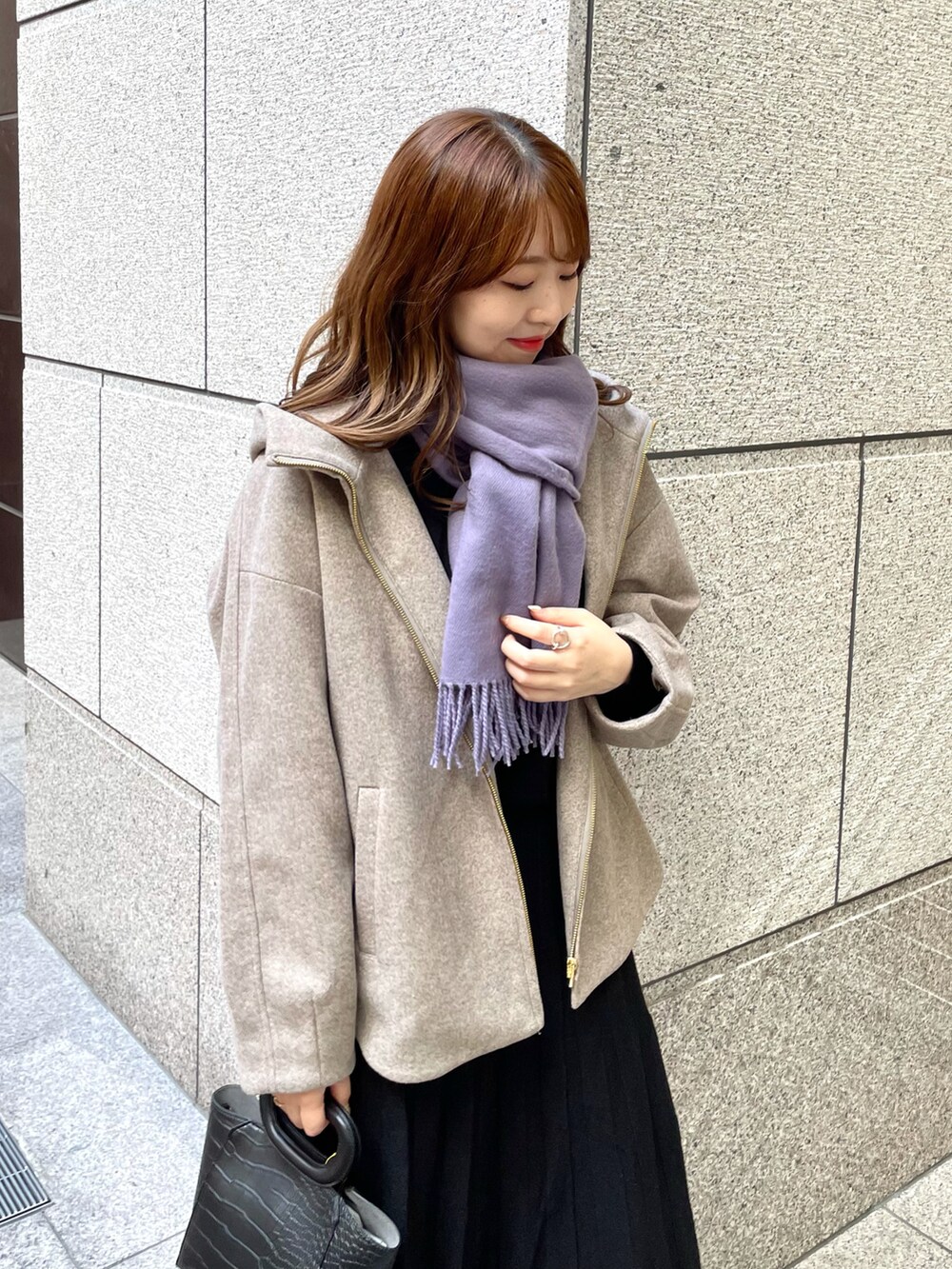 ブラウン系のその他アウター、ブラック系のショルダーバッグ、ブラック系のブーツを着用したレディースの冬コーディネートの3枚目の写真