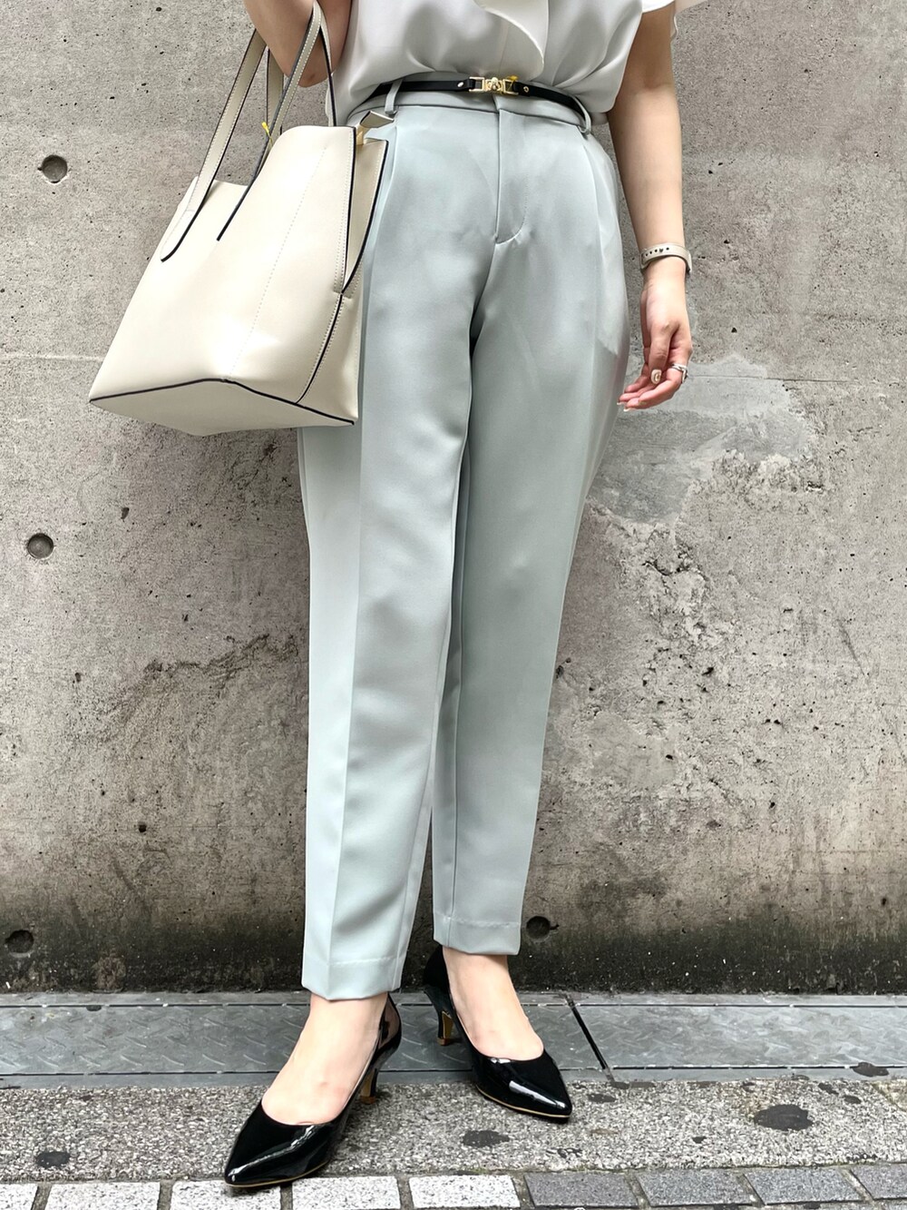 ホワイト系のシャツ/ブラウス、グリーン系のその他パンツ、ブラック系のパンプスを着用したレディースの夏コーディネートの5枚目の写真