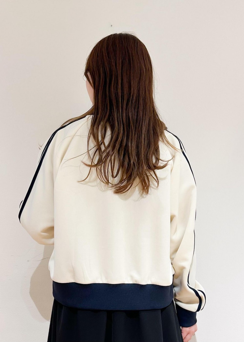 ブラック系のワンピース、グレー系のニット/セーター、シルバー系のショルダーバッグを着用したレディースの冬コーディネートの5枚目の写真