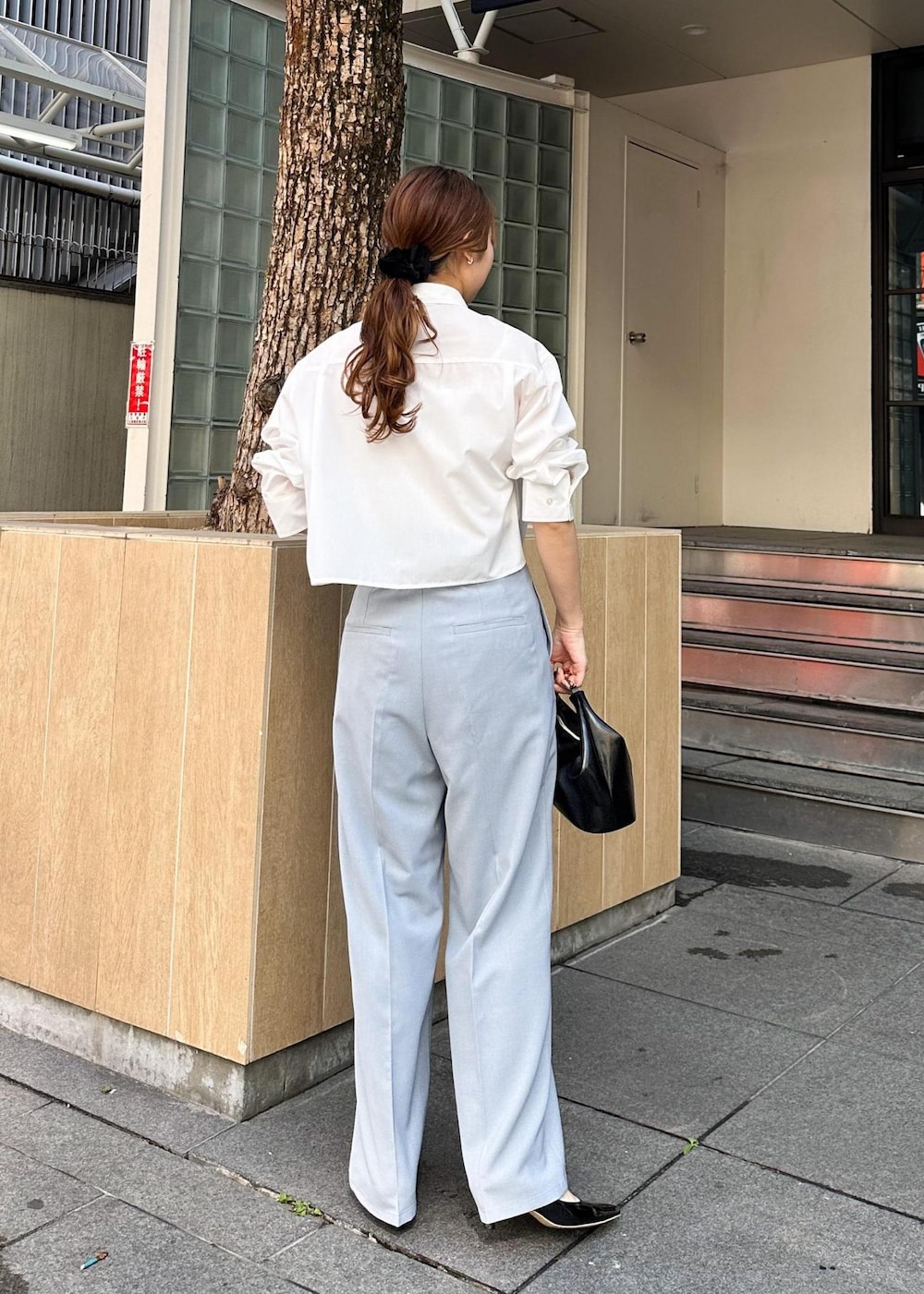 ホワイト系のシャツ/ブラウス、ブルー系のその他パンツ、ブラック系のショルダーバッグを着用したレディースの春コーディネートの3枚目の写真