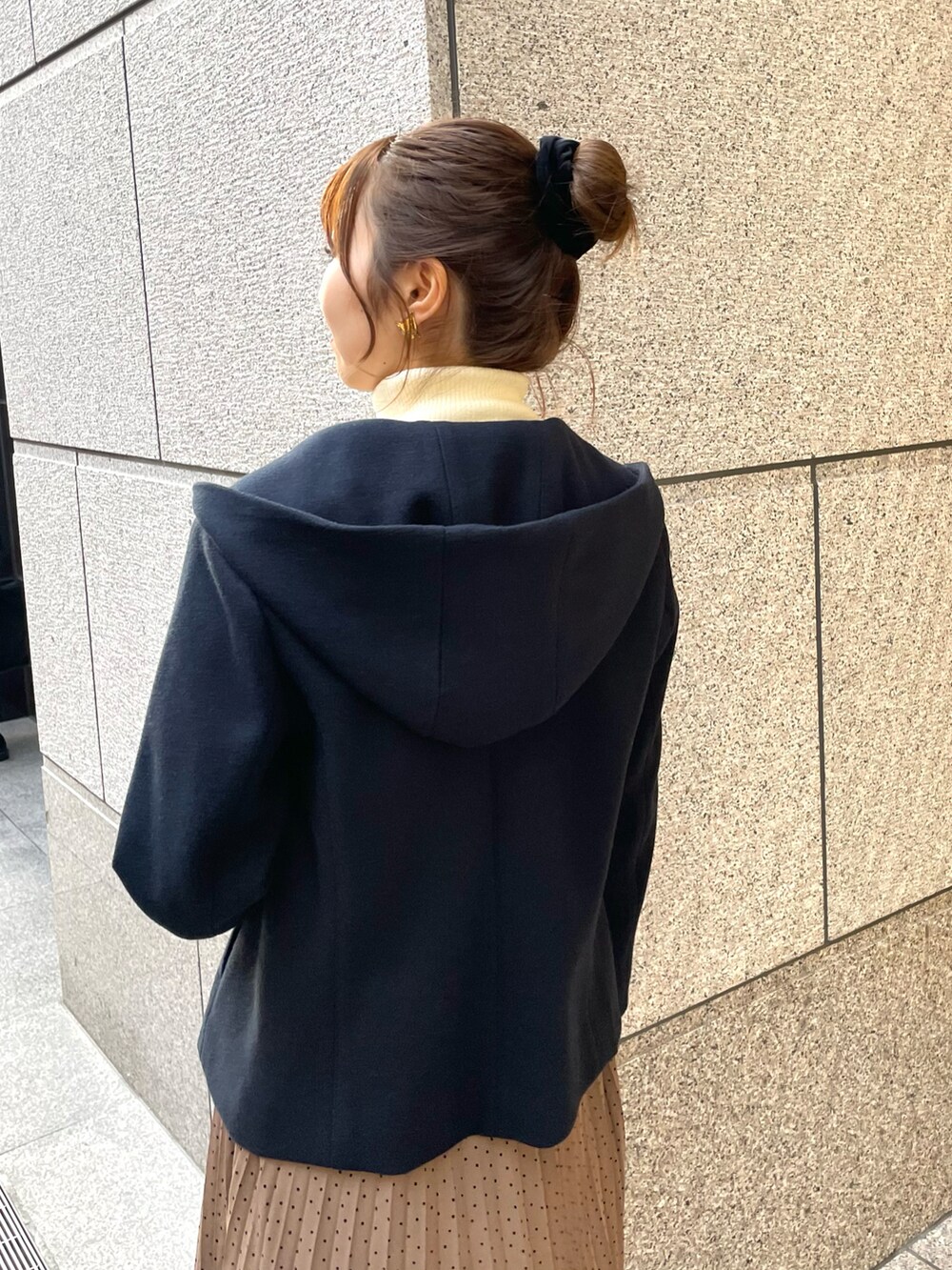 ブラウン系のスカート、ブラック系のショルダーバッグ、ブラック系のブーツを着用したレディースの秋コーディネートの4枚目の写真