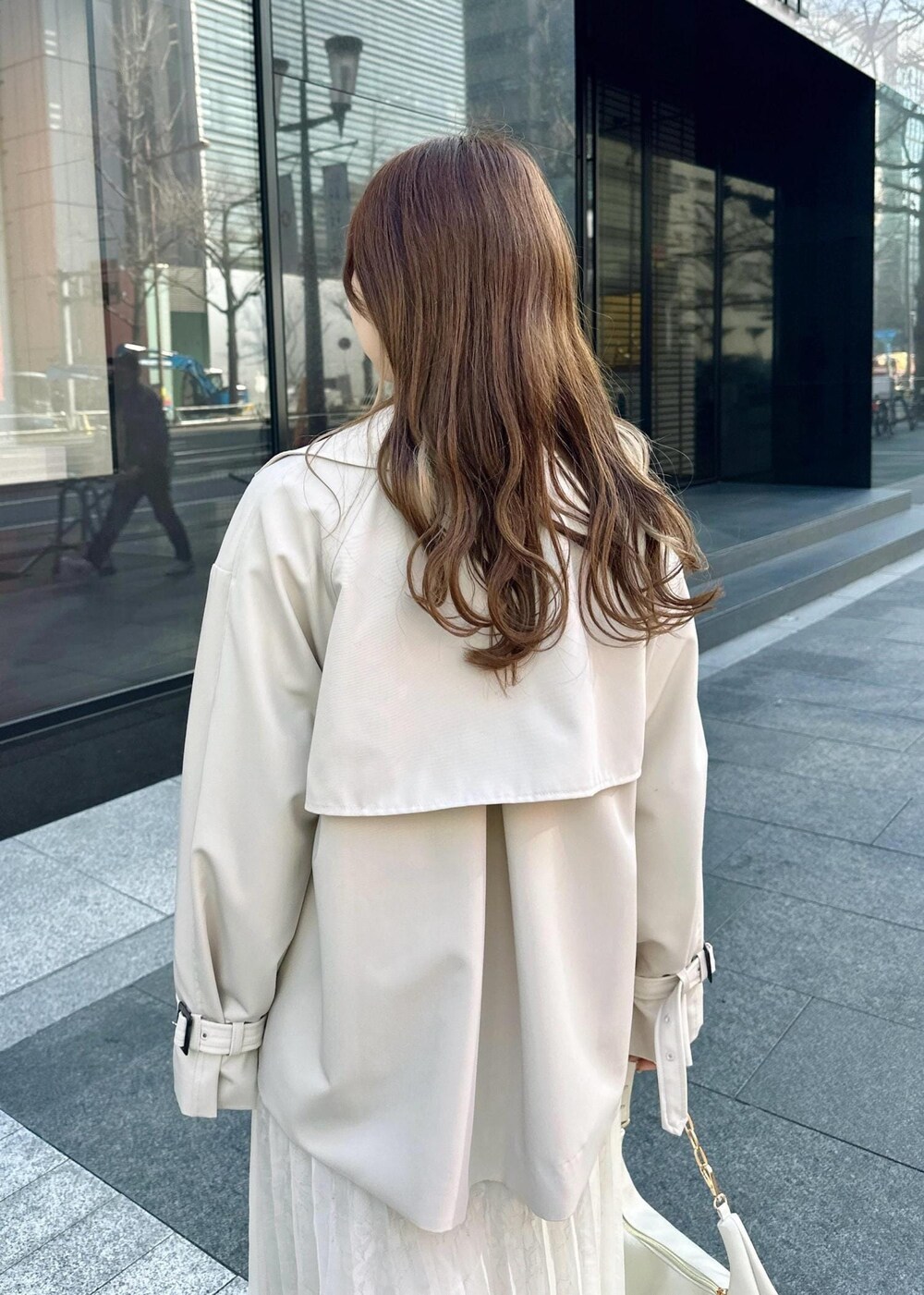 ブルー系のTシャツ/カットソー、ホワイト系のショルダーバッグ、ホワイト系のTシャツ/カットソーを着用したレディースの冬コーディネートの6枚目の写真