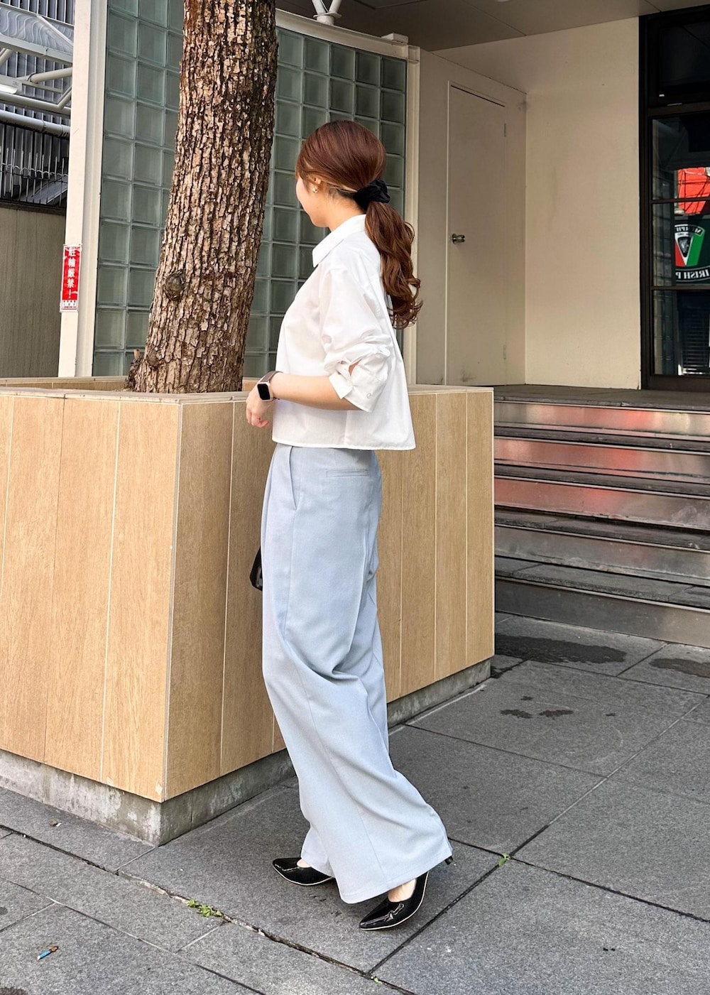 ホワイト系のシャツ/ブラウス、ブルー系のその他パンツ、ブラック系のショルダーバッグを着用したレディースの春コーディネートの2枚目の写真