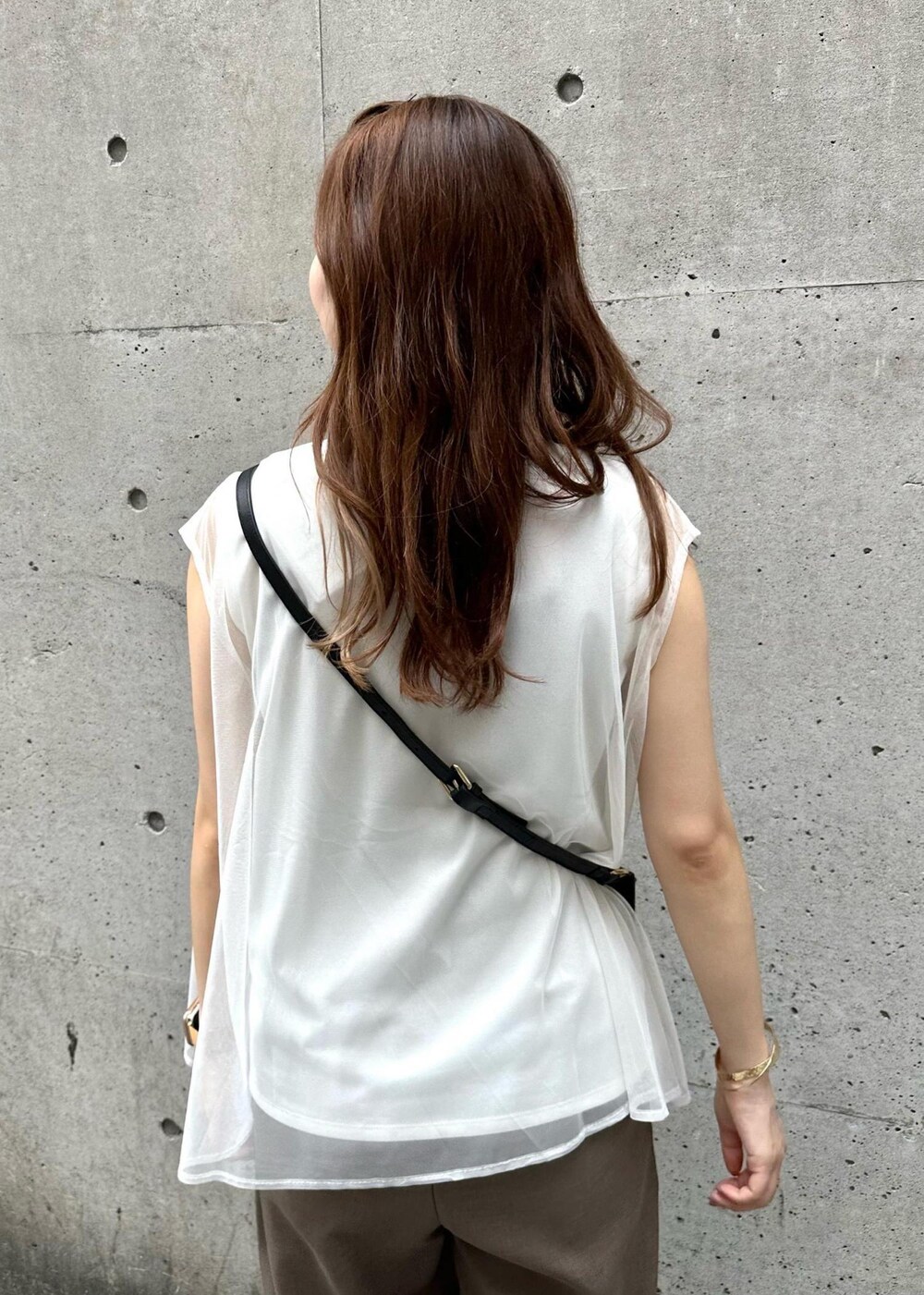 ブラック系のショルダーバッグ、ブラウン系のその他パンツ、ホワイト系のTシャツ/カットソーを着用したレディースの夏コーディネートの5枚目の写真