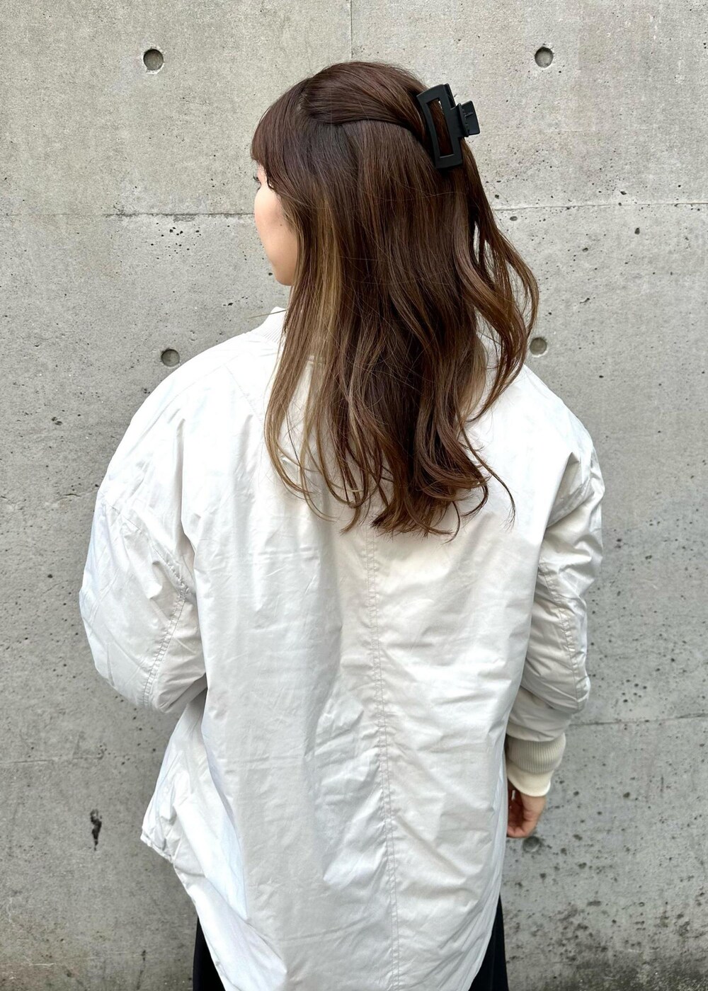 ブルー系のショルダーバッグ、ブラック系のその他パンツ、グレー系のブルゾンを着用したレディースの秋コーディネートの5枚目の写真