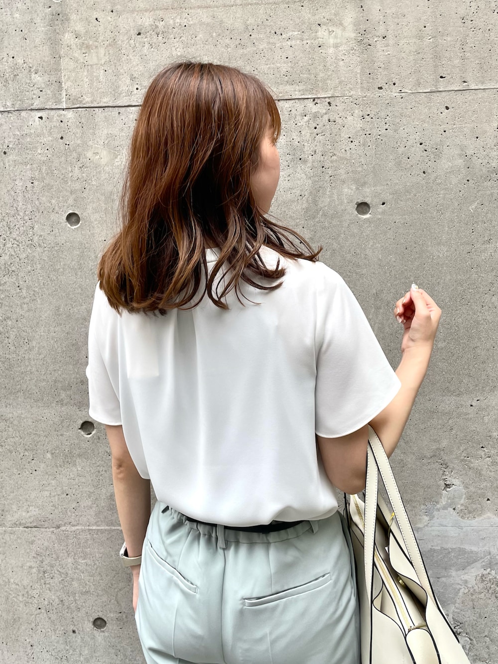 ホワイト系のシャツ/ブラウス、グリーン系のその他パンツ、ブラック系のパンプスを着用したレディースの夏コーディネートの4枚目の写真