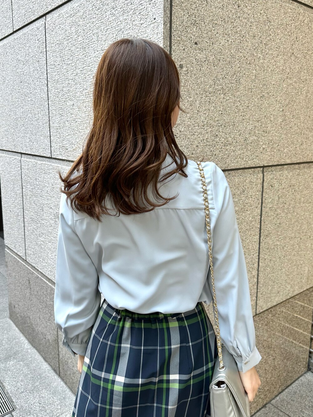ブルー系のシャツ/ブラウス、ブルー系のスカート、シルバー系のショルダーバッグを着用したレディースの春コーディネートの4枚目の写真