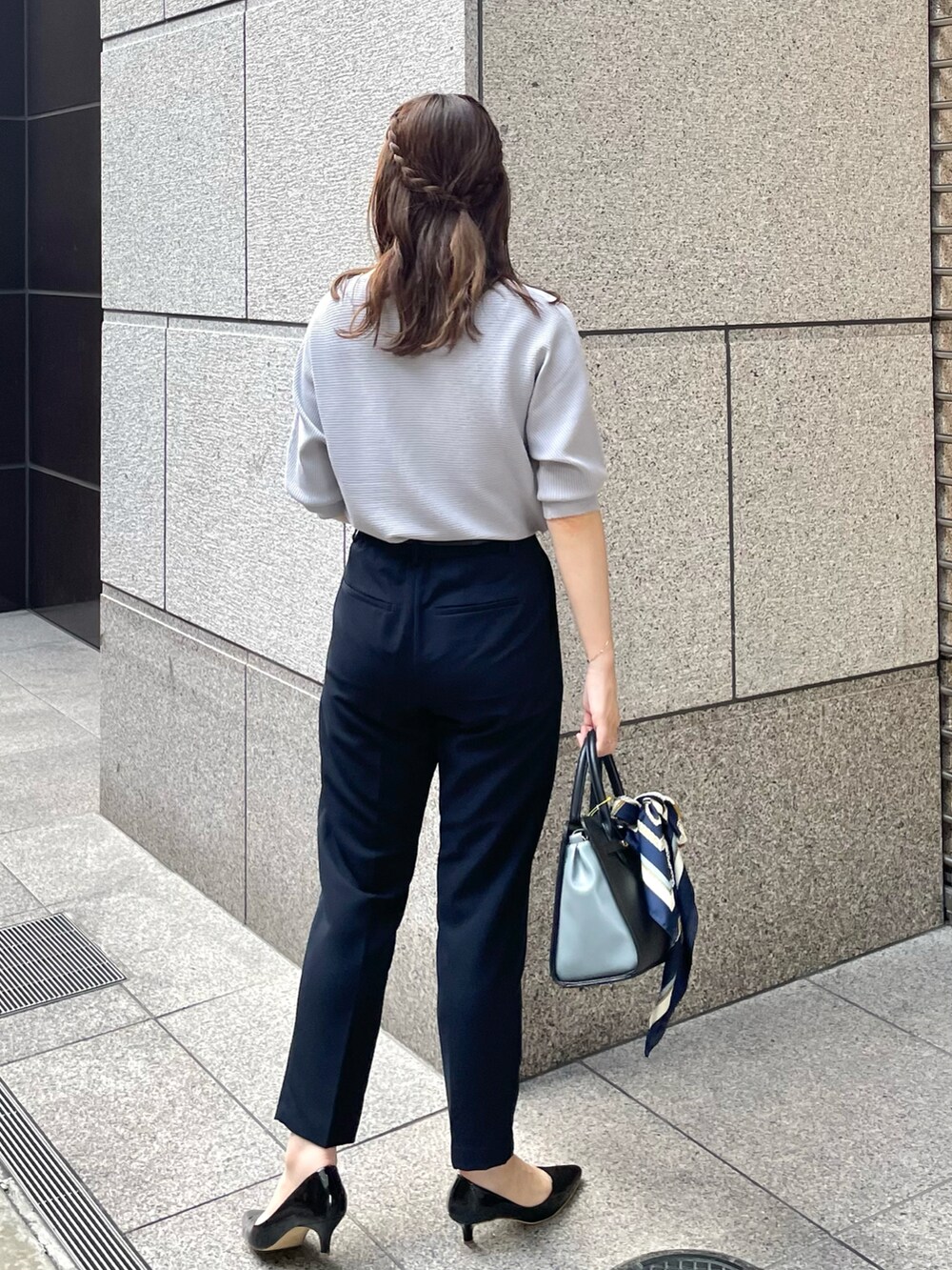 ブルー系のニット/セーター、ブルー系のその他パンツ、ブラック系のショルダーバッグを着用したレディースの秋コーディネートの2枚目の写真