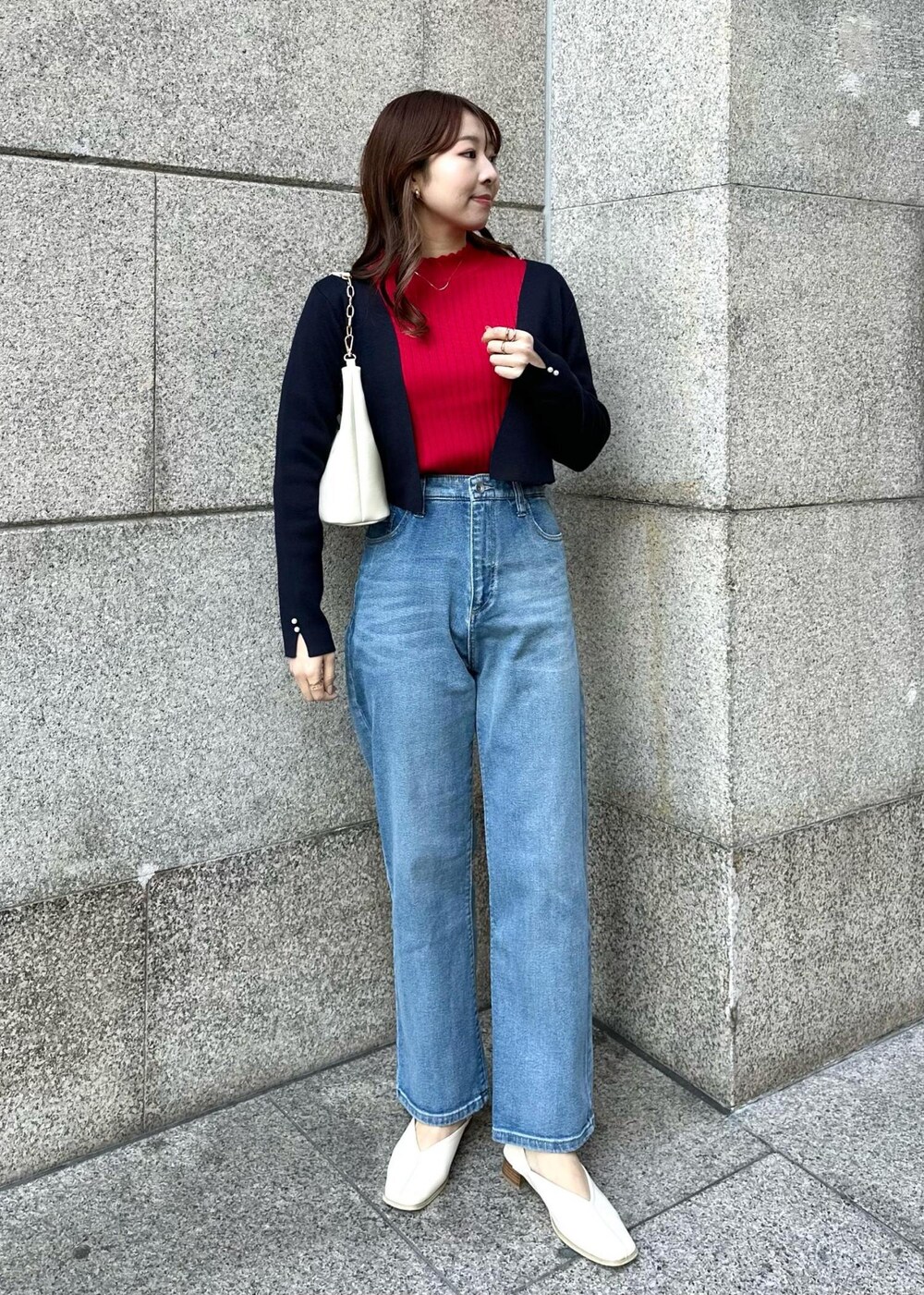 レッド系のニット/セーター、ブルー系のデニムパンツ、ブルー系のカーディガン/ボレロを着用したレディースの冬コーディネートの2枚目の写真