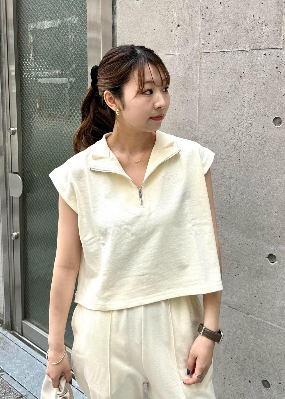 ホワイト系のTシャツ/カットソー、ホワイト系のスウェットパンツ、ホワイト系のハンドバッグを着用したレディースの春コーディネートの5枚目の写真