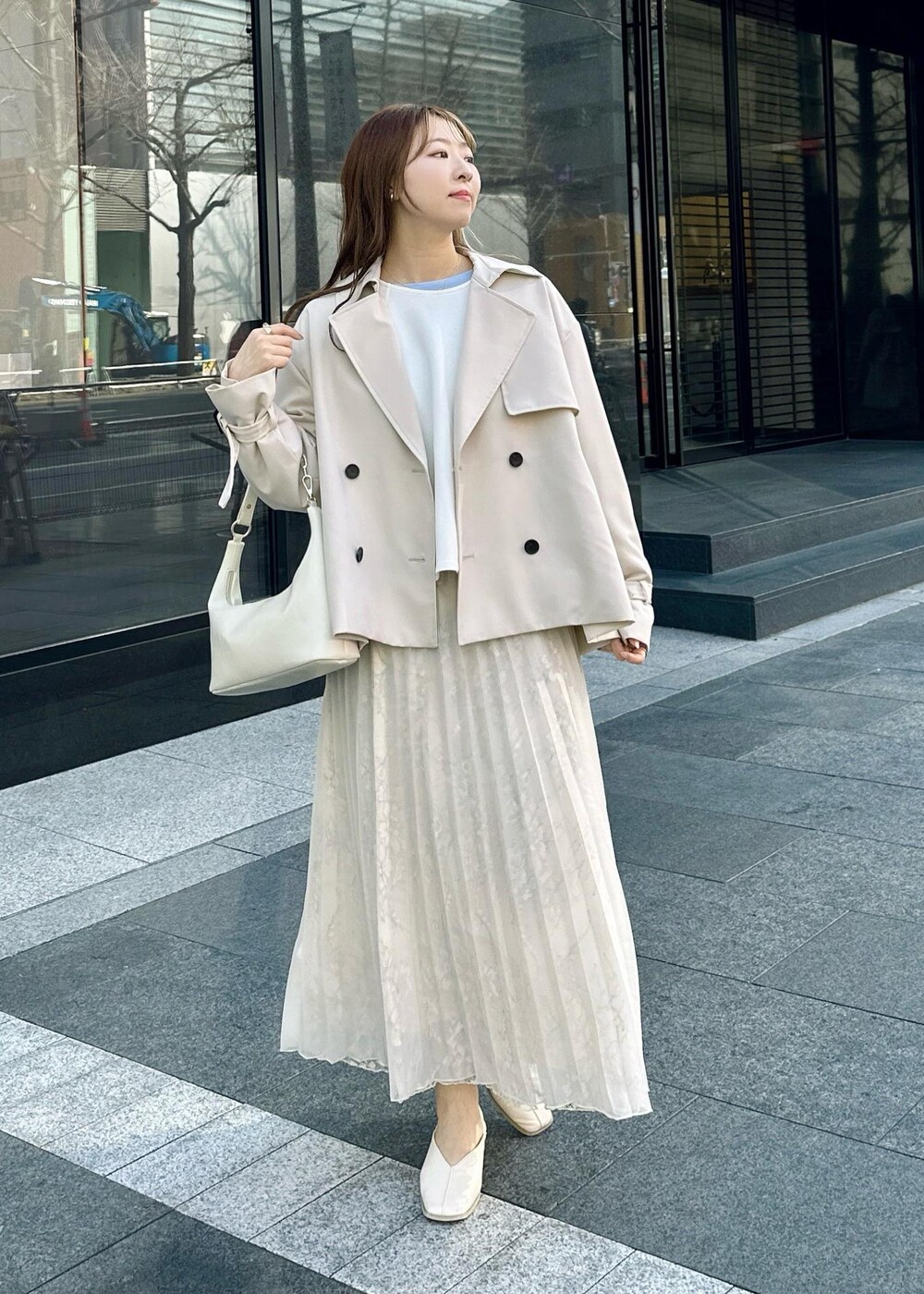 ブルー系のTシャツ/カットソー、ホワイト系のショルダーバッグ、ホワイト系のTシャツ/カットソーを着用したレディースの冬コーディネートの2枚目の写真