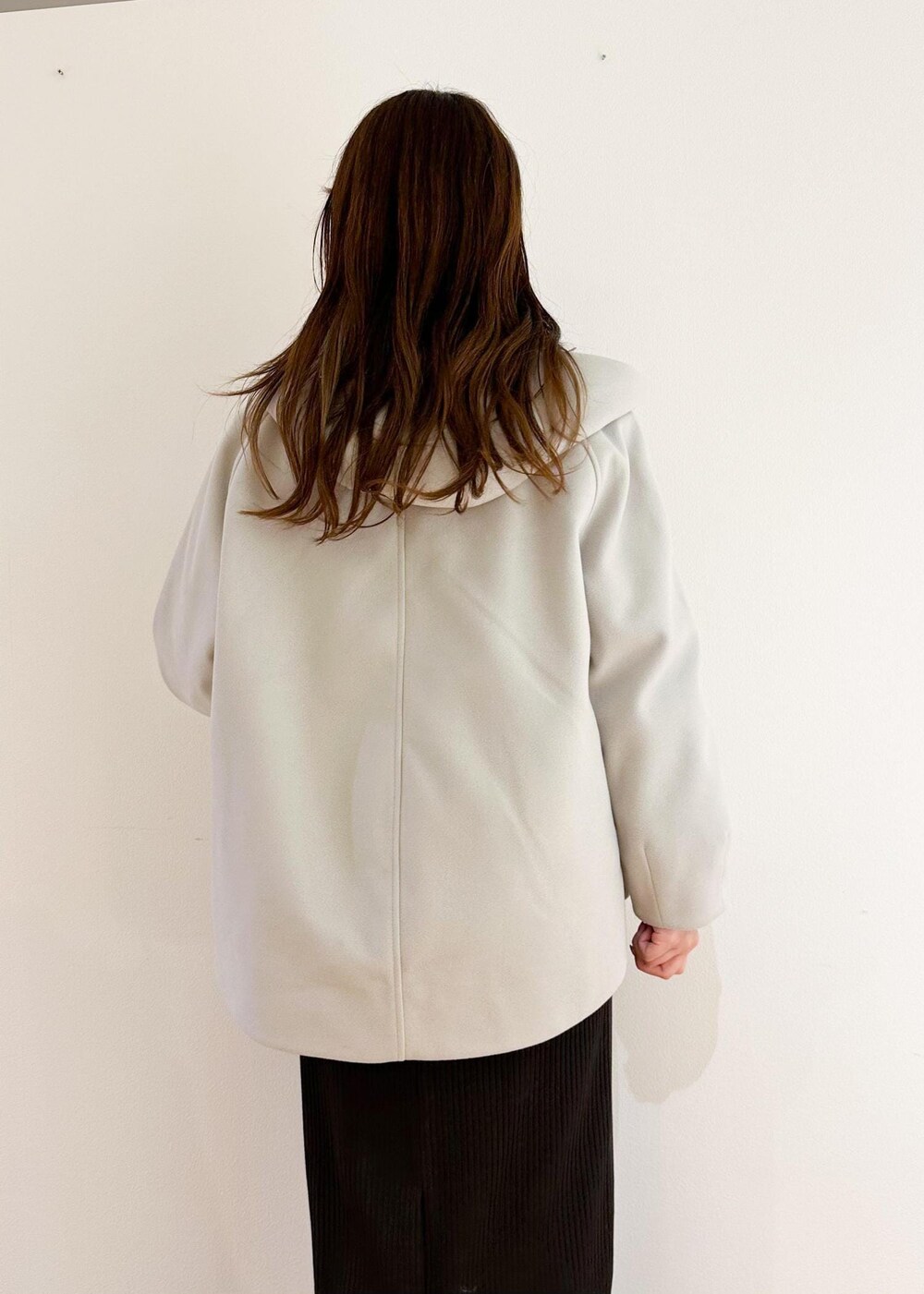 レッド系のシャツ/ブラウス、ベージュ系のその他アウター、グレー系のスカートを着用したレディースの冬コーディネートの5枚目の写真